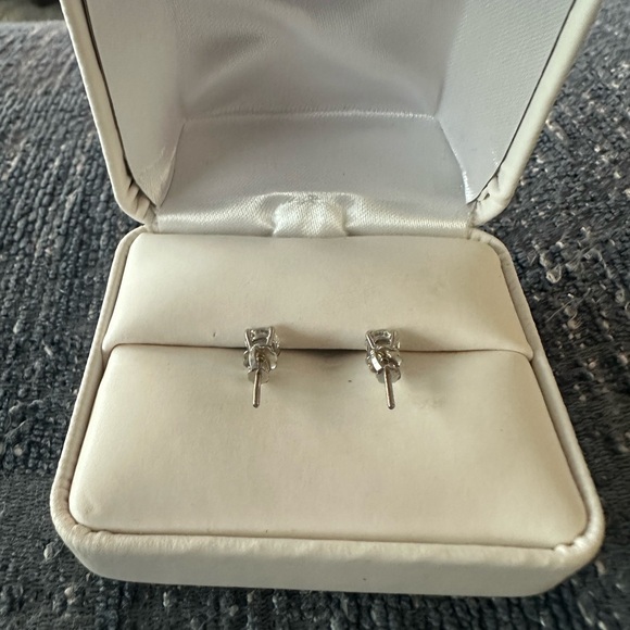 Diamond Stud earrings - Picture 6 of 10